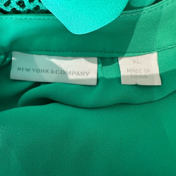 8/$20 New York & Company Vibrant Green Blouse with Lace Accents XL NWOT - Picture 8 of 12